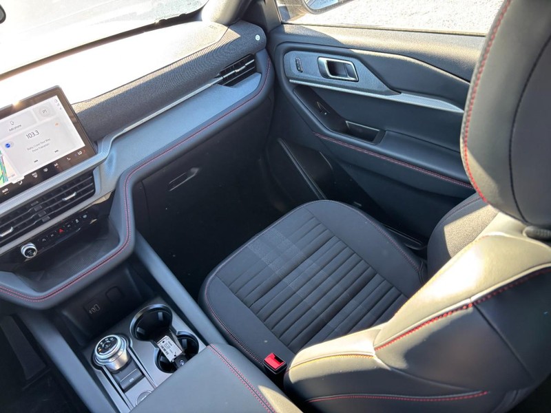 Ford Explorer Vehicle Full-screen Gallery Image 17
