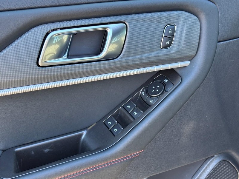 Ford Explorer Vehicle Full-screen Gallery Image 19