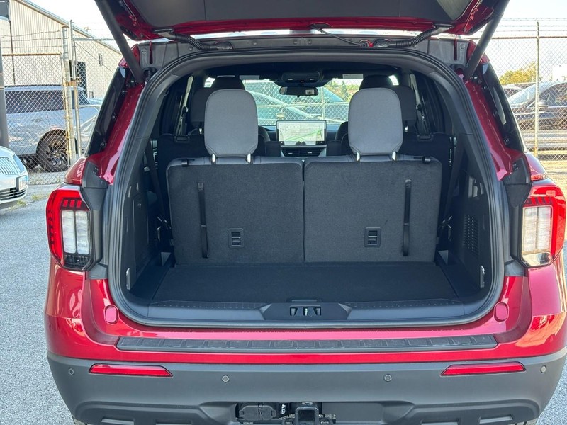 Ford Explorer Vehicle Full-screen Gallery Image 11