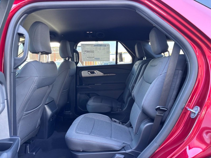 Ford Explorer Vehicle Full-screen Gallery Image 14