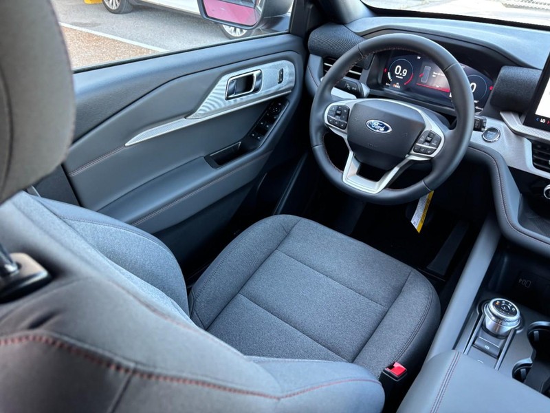 Ford Explorer Vehicle Full-screen Gallery Image 15