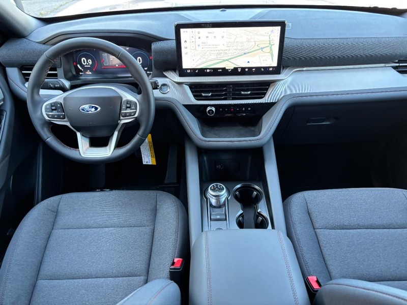 Ford Explorer Vehicle Full-screen Gallery Image 16