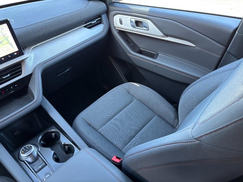 Ford Explorer Vehicle Full-screen Gallery Image 17