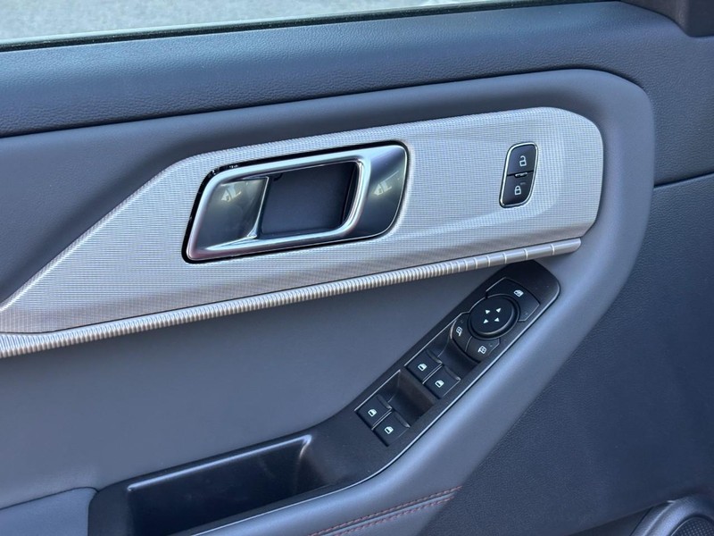 Ford Explorer Vehicle Full-screen Gallery Image 19