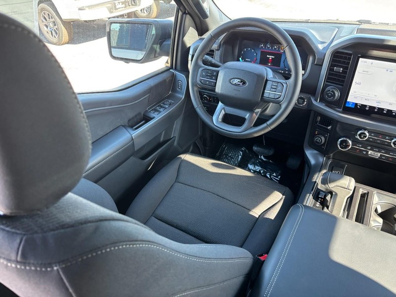 Ford F-150 Vehicle Full-screen Gallery Image 14