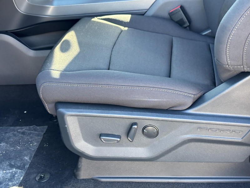 Ford F-150 Vehicle Full-screen Gallery Image 17