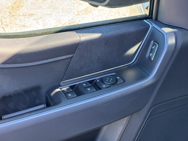 Ford F-150 Vehicle Full-screen Gallery Image 18
