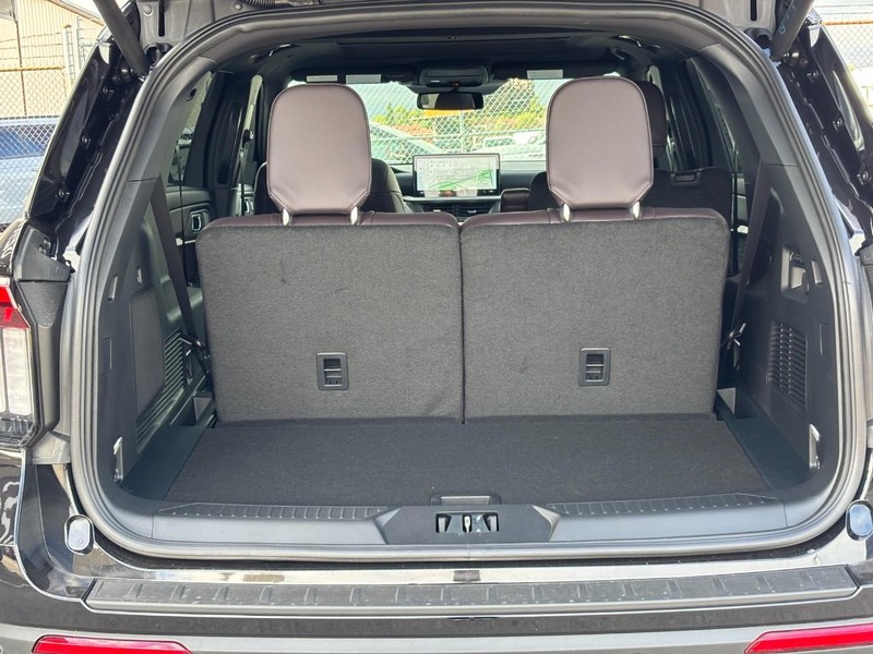 Ford Explorer Vehicle Full-screen Gallery Image 11