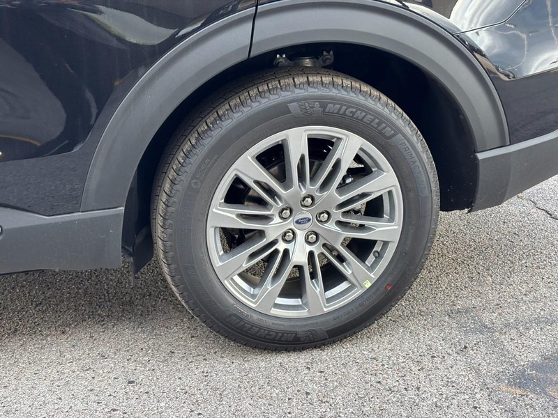 Ford Explorer Vehicle Full-screen Gallery Image 12