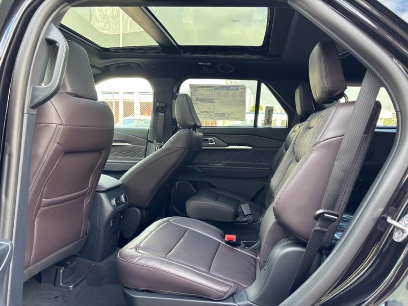 Ford Explorer Vehicle Full-screen Gallery Image 14