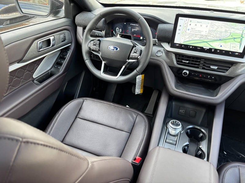 Ford Explorer Vehicle Full-screen Gallery Image 15