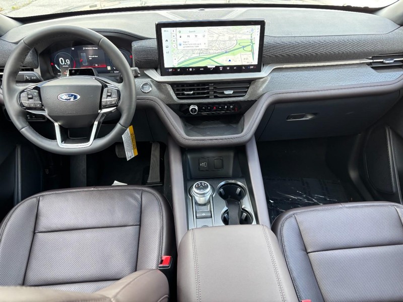Ford Explorer Vehicle Full-screen Gallery Image 16
