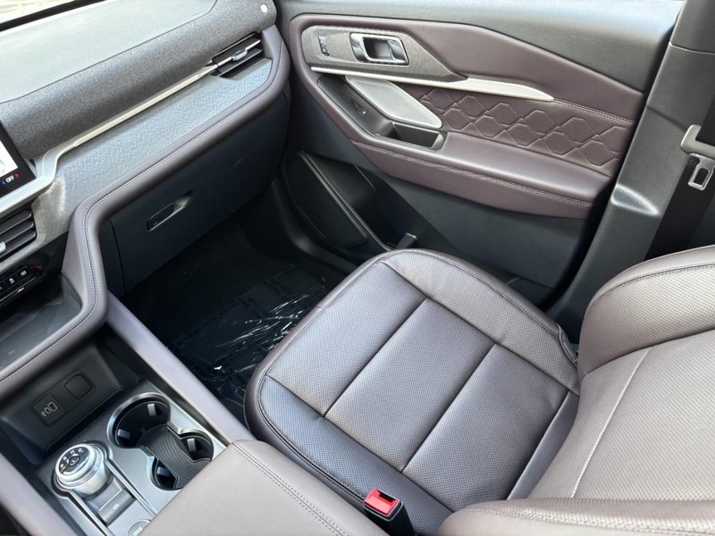 Ford Explorer Vehicle Full-screen Gallery Image 17