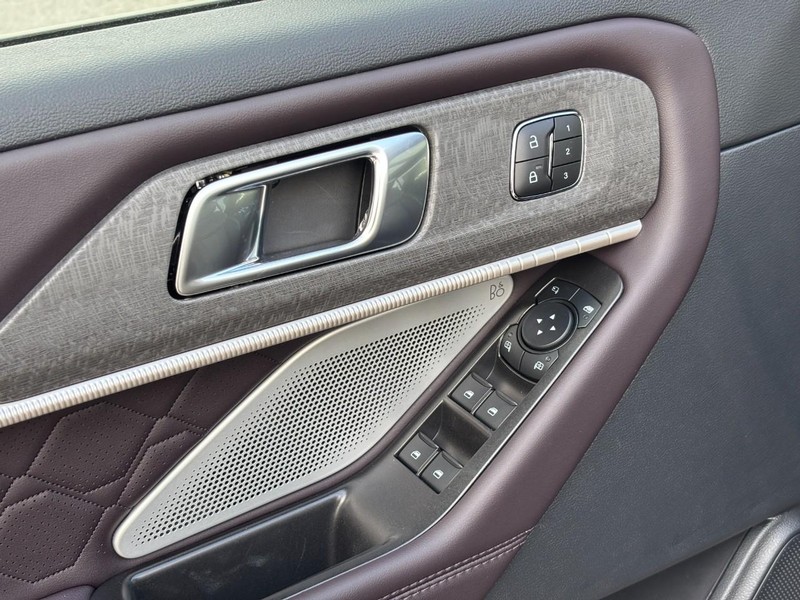 Ford Explorer Vehicle Full-screen Gallery Image 19