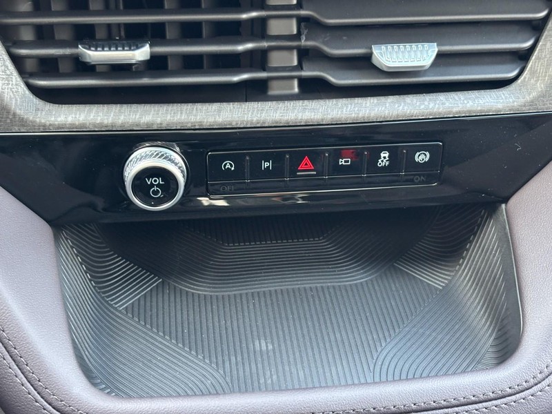 Ford Explorer Vehicle Full-screen Gallery Image 25