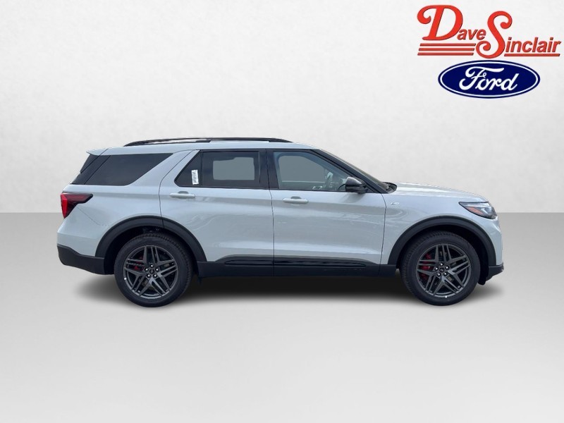 Ford Explorer Vehicle Full-screen Gallery Image 05