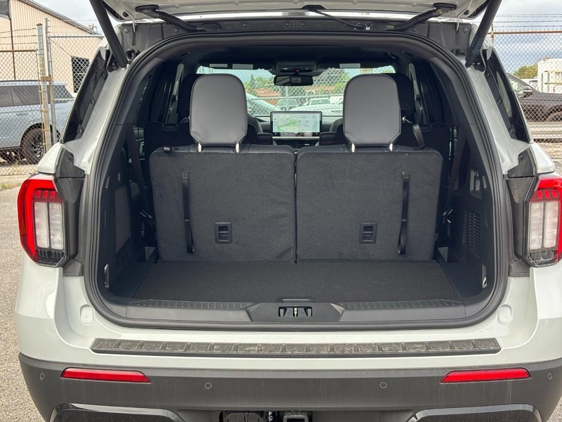 Ford Explorer Vehicle Full-screen Gallery Image 11