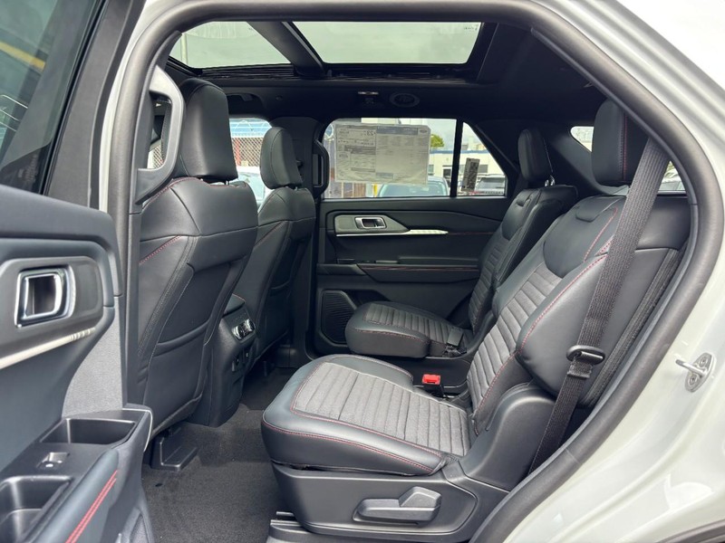 Ford Explorer Vehicle Full-screen Gallery Image 14