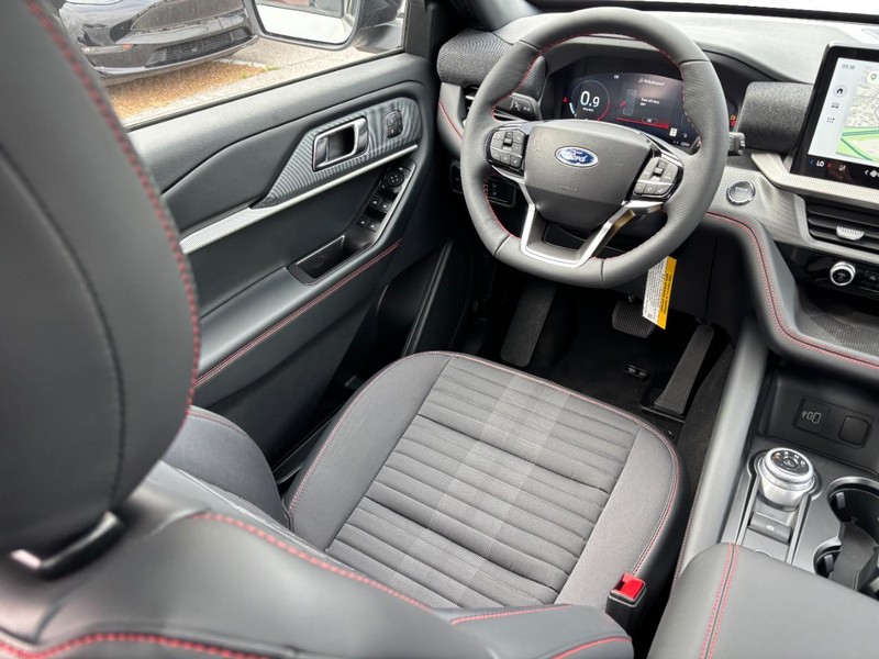 Ford Explorer Vehicle Full-screen Gallery Image 15