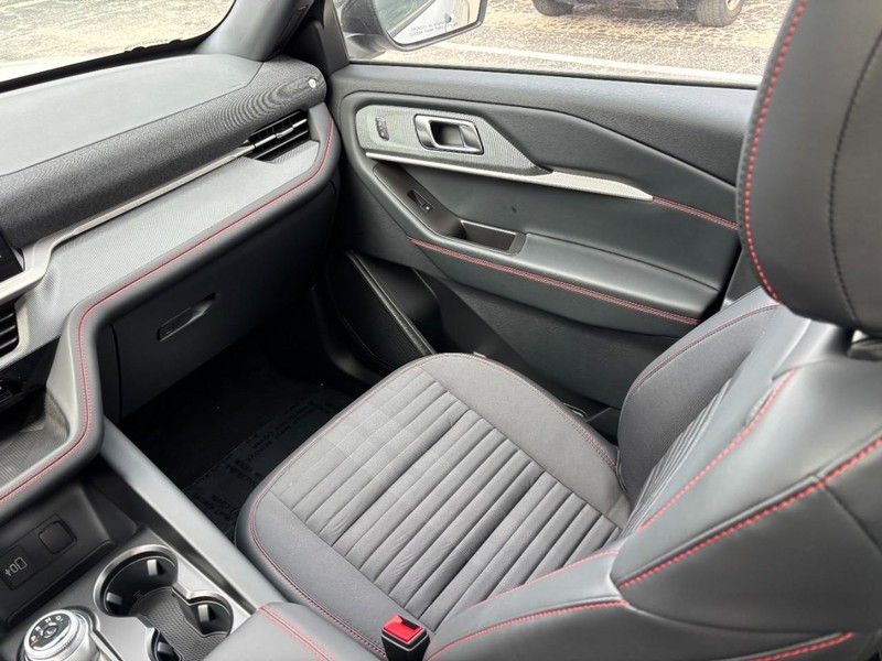 Ford Explorer Vehicle Full-screen Gallery Image 17