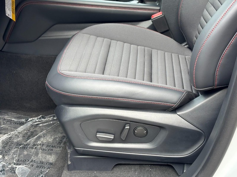 Ford Explorer Vehicle Full-screen Gallery Image 18