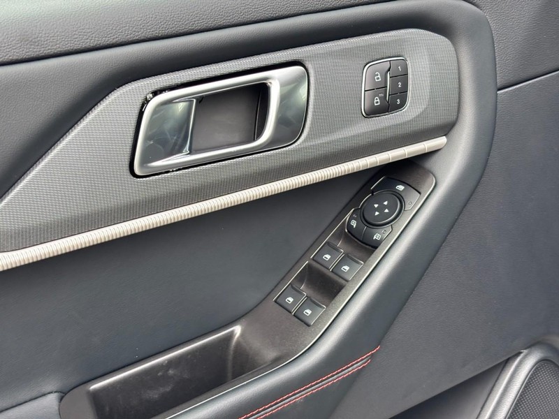 Ford Explorer Vehicle Full-screen Gallery Image 19