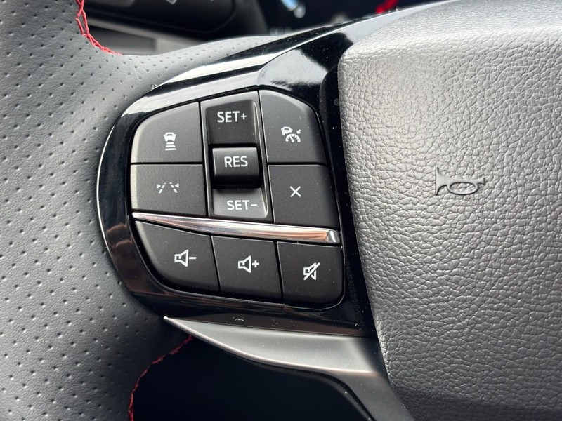 Ford Explorer Vehicle Full-screen Gallery Image 20