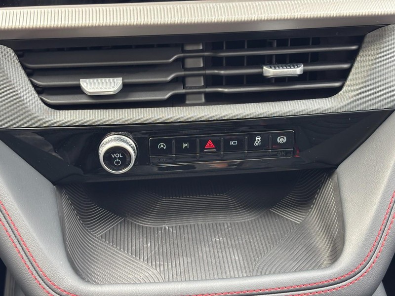 Ford Explorer Vehicle Full-screen Gallery Image 26