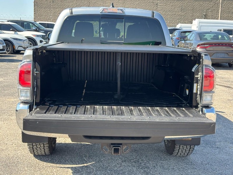 Toyota Tacoma 4WD Vehicle Full-screen Gallery Image 11
