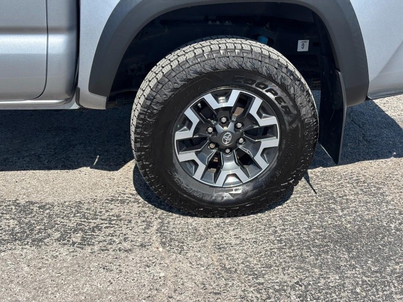 Toyota Tacoma 4WD Vehicle Full-screen Gallery Image 12