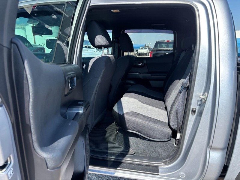 Toyota Tacoma 4WD Vehicle Full-screen Gallery Image 13