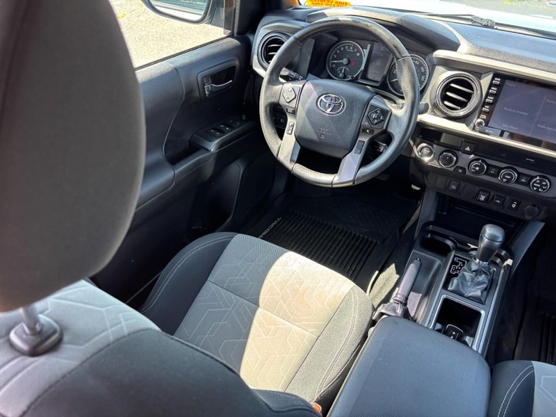 Toyota Tacoma 4WD Vehicle Full-screen Gallery Image 14