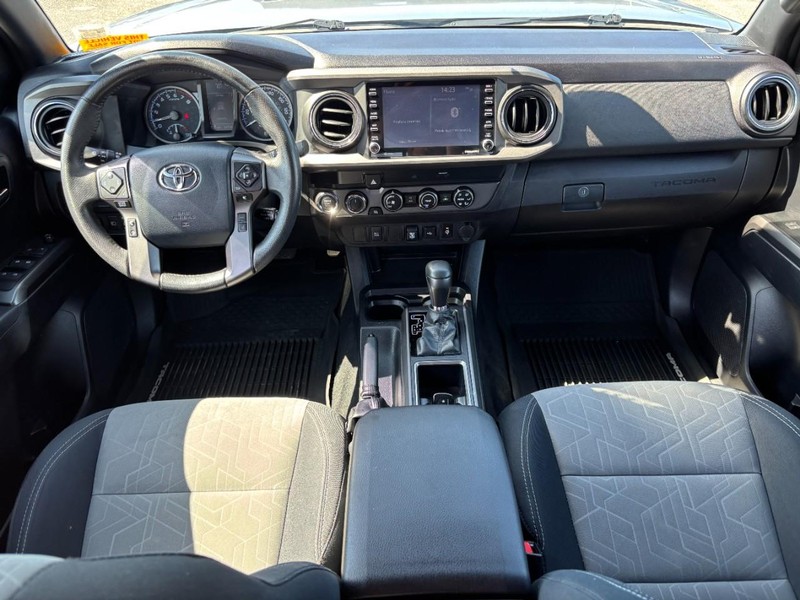 Toyota Tacoma 4WD Vehicle Full-screen Gallery Image 15