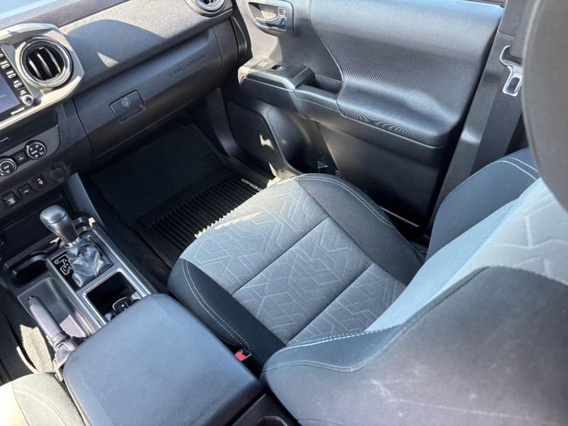 Toyota Tacoma 4WD Vehicle Full-screen Gallery Image 16