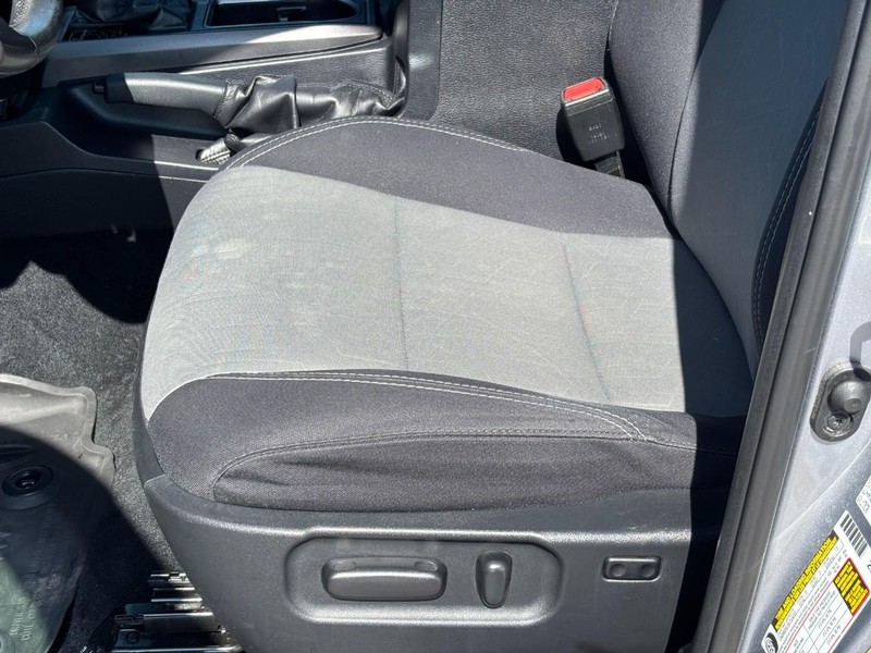 Toyota Tacoma 4WD Vehicle Full-screen Gallery Image 17