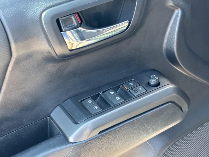 Toyota Tacoma 4WD Vehicle Full-screen Gallery Image 18