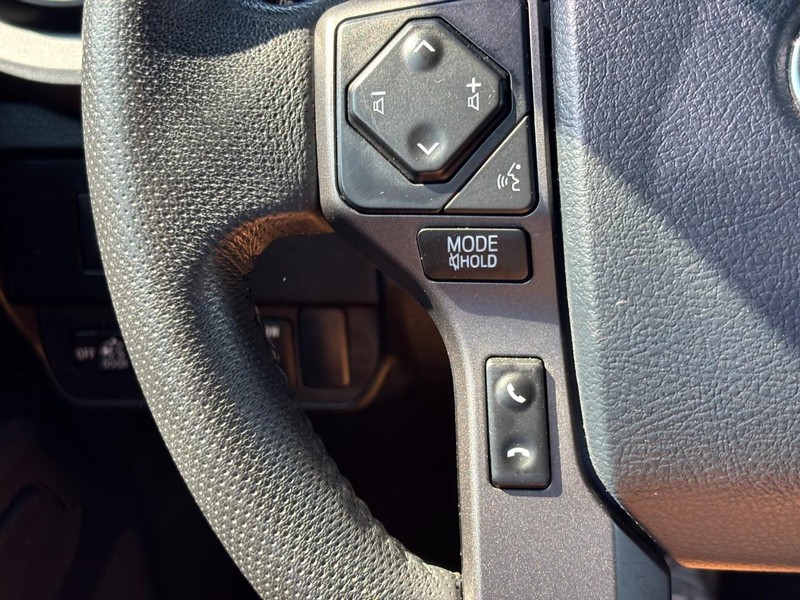 Toyota Tacoma 4WD Vehicle Full-screen Gallery Image 19