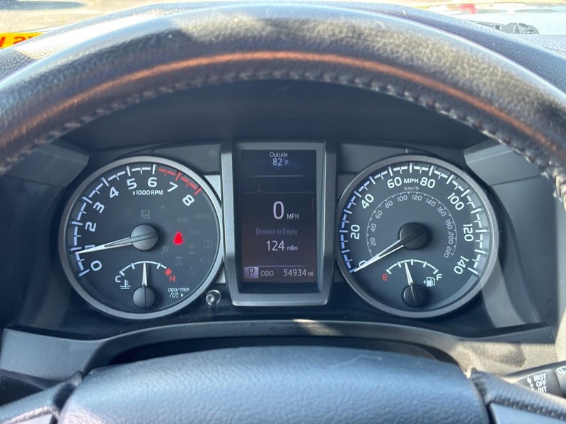 Toyota Tacoma 4WD Vehicle Full-screen Gallery Image 21