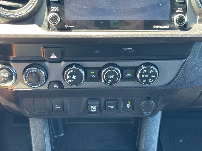 Toyota Tacoma 4WD Vehicle Full-screen Gallery Image 24