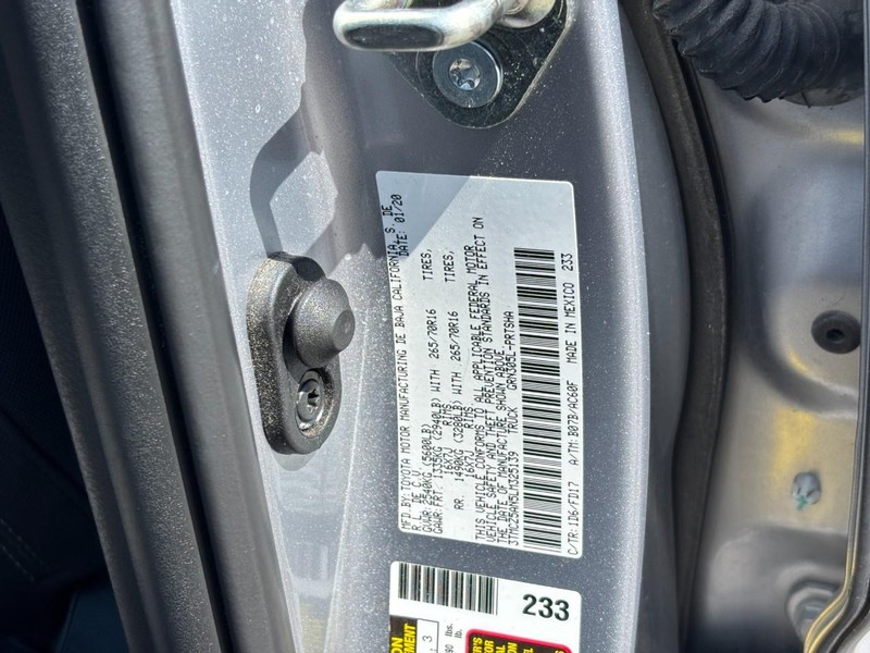Toyota Tacoma 4WD Vehicle Full-screen Gallery Image 25
