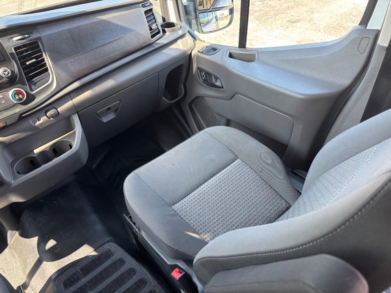 Ford Transit Passenger Wagon Vehicle Full-screen Gallery Image 17