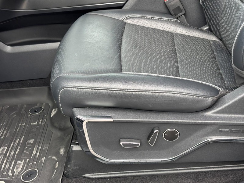 Ford F-150 Vehicle Full-screen Gallery Image 17