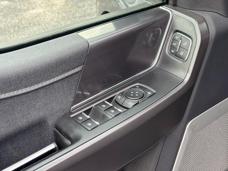 Ford F-150 Vehicle Full-screen Gallery Image 18