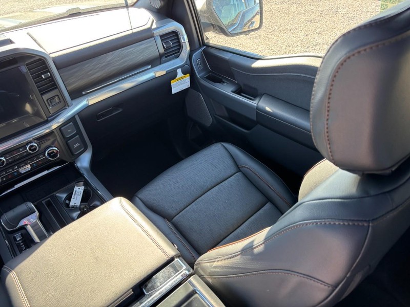 Ford F-150 Vehicle Full-screen Gallery Image 16