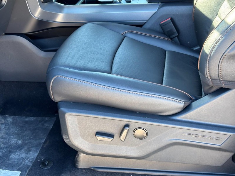 Ford F-150 Vehicle Full-screen Gallery Image 17