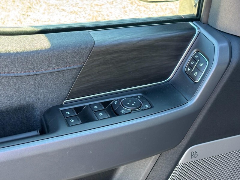 Ford F-150 Vehicle Full-screen Gallery Image 18
