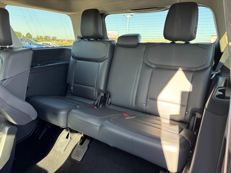 Ford Expedition Vehicle Full-screen Gallery Image 13