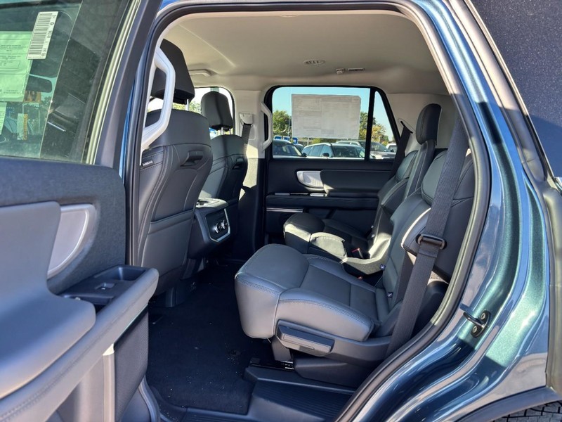 Ford Expedition Vehicle Full-screen Gallery Image 14