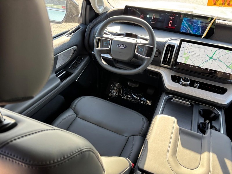 Ford Expedition Vehicle Full-screen Gallery Image 15