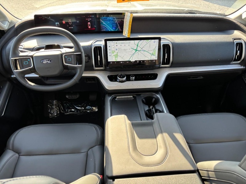 Ford Expedition Vehicle Full-screen Gallery Image 16